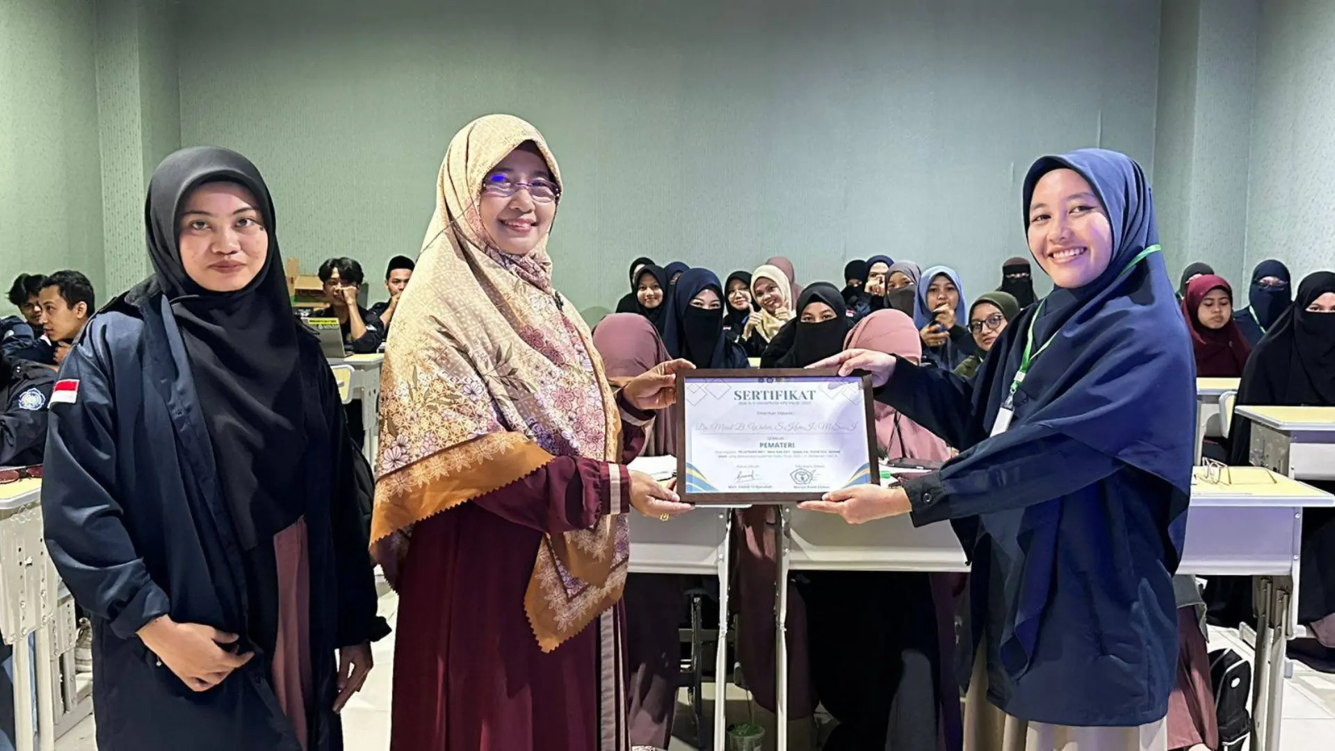 Gelar Bergensi Certified Trainer & Professional Public Speaker